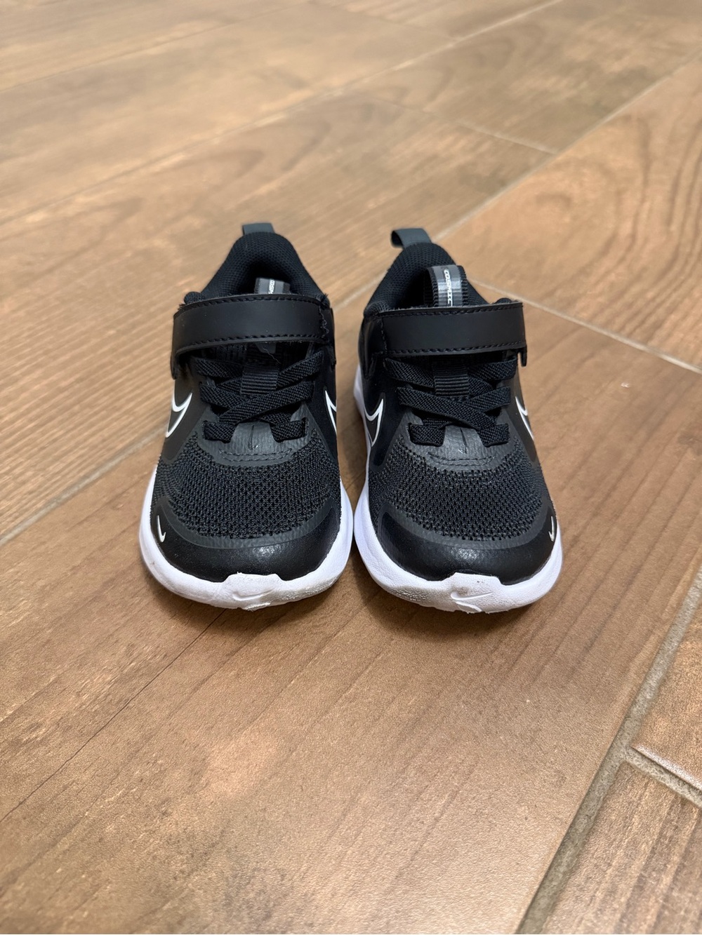 Nike Infant / Toddler Cosmic Runner Black and White Velcro Sneakers